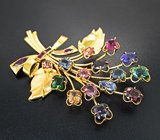 Золотая брошь со шпинелями, цирконами, турмалинами, рубинами, сапфирами и танзанитами