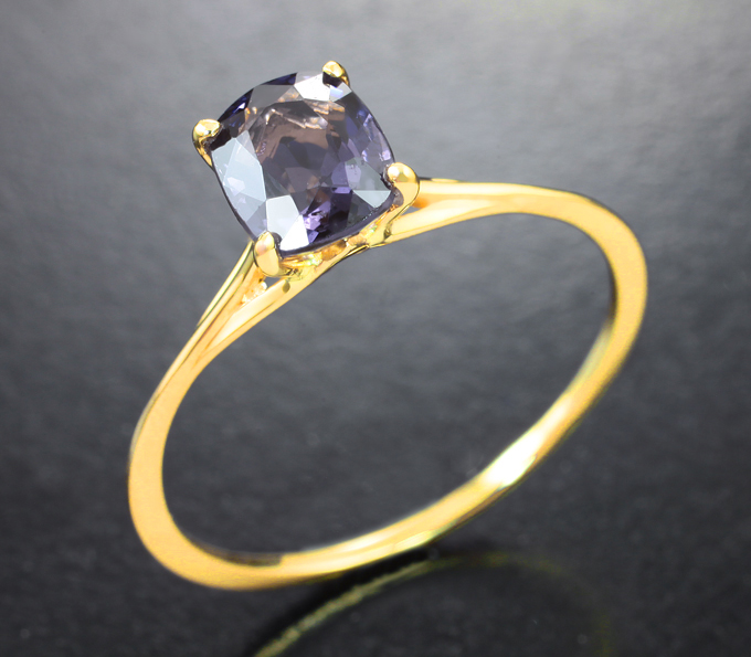 Золотое кольцо c фиолетовой шпинелью 1,12 карата