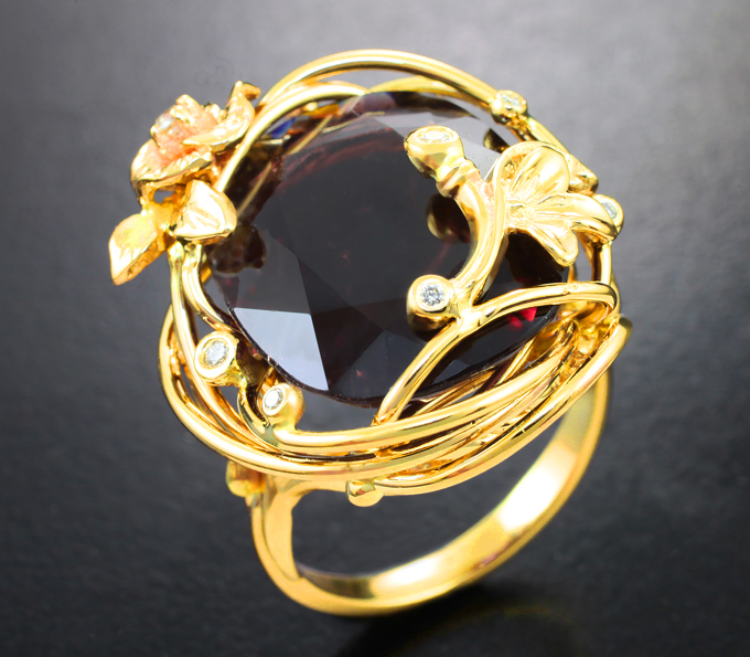 Золотое кольцо с крпным насыщенным красным турмалином 14,1 карата и бриллиантами