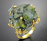 Эксклюзив! Массивное золотое кольцо с уральским фенакитом и александритом в породе 75,83 карата, хризобериллом с эффектом кошачьего глаза, ограненными александритами и бриллиантами Золото