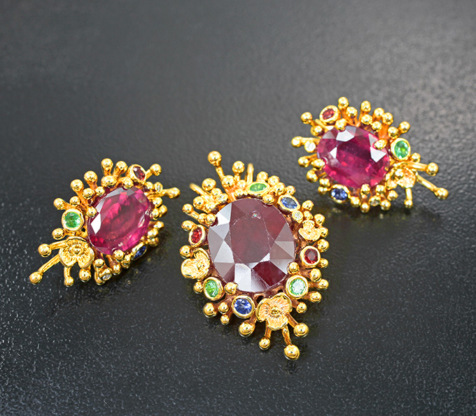 Комплект с рубинами 15,93 карата, красными и синими сапфирами, цаворитами и бриллиантами