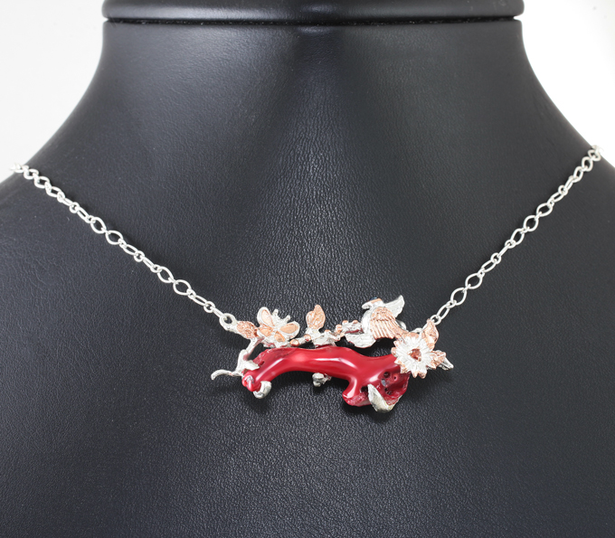 Серебряное колье с натуральным solid кораллом и сапфирами