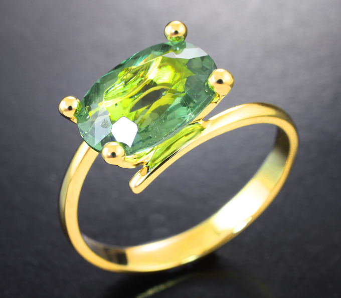 Золотое кольцо с неоново-зеленым апатитом 3,05 карата