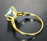 Золотое кольцо с яблочно-мятного оттенка уральским изумрудом 3,06 карата