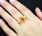 Массивное золотое кольцо c раскошной неоново-розовой шпинелью 2,16 карата и бриллиантам Золото