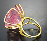 Коктейльное золотое кольцо с крупным ярко-розовым морганитом 38,64 карата и бриллиантами Золото