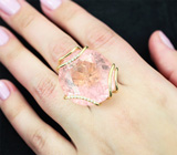 Коктейльное золотое кольцо с крупным ярко-розовым морганитом 38,64 карата и бриллиантами