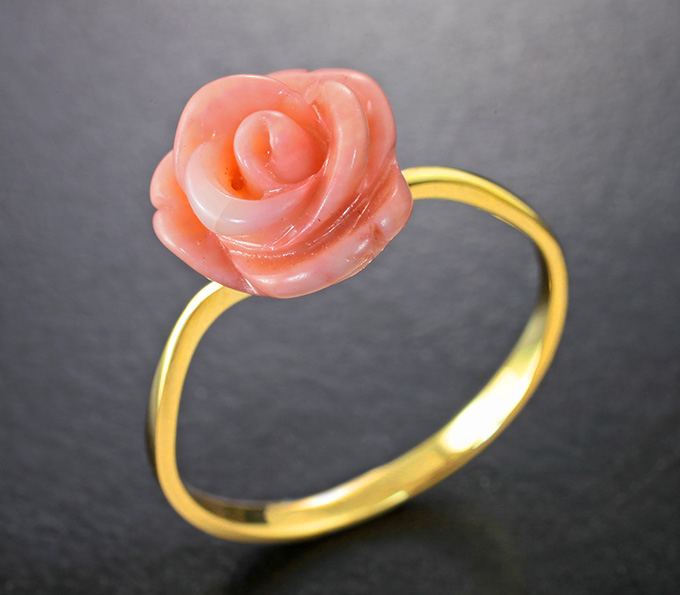Золотое кольцо с резным кораллом 4,1 карата
