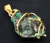Двусторонний золотой кулон с кристаллами уральского изумруда в породе 25,93 карата и ограненными изумрудами