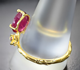 Золотое кольцо с насыщенным рубином 4,17 карата и красными сапфирами