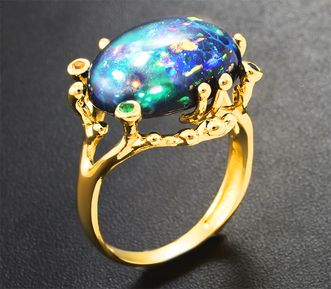 Золотое кольцо с кристаллическим черным опалом 8,47 карата, цаворитом и разноцветными сапфирами