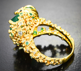 Массивное золотое кольцо с редкой огранки крупным насыщенным уральским изумрудом 12,74 карата и бриллиантами Золото