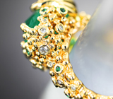 Массивное золотое кольцо с редкой огранки крупным насыщенным уральским изумрудом 12,74 карата и бриллиантами Золото