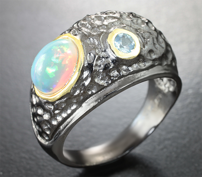 Серебряное кольцо с кристаллическим эфиопским опалом и голубым топазом