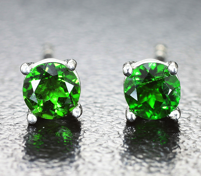 Симпатичные серебряные серьги с диопсидами