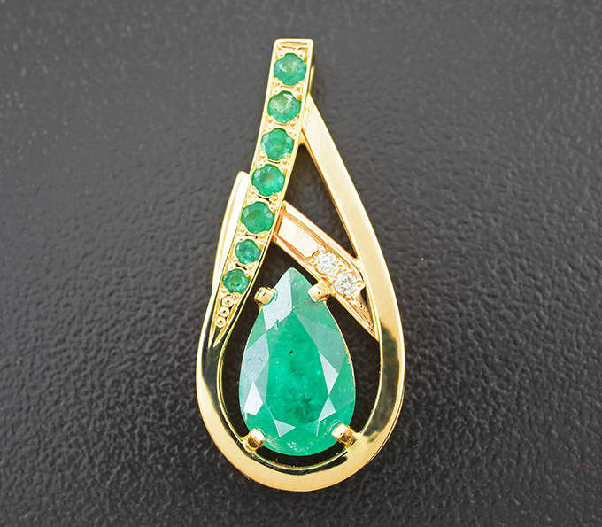 Крупный золотой кулон с насыщенными уральскими изумрудами 2,26 карата и бриллиантами
