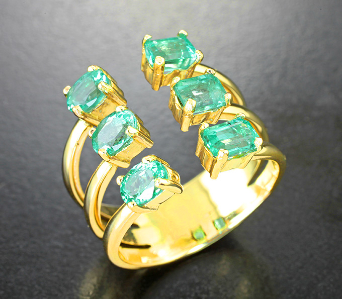 Золотое кольцо с чистейшими «неоновыми» уральскими изумрудами 2,06 карата