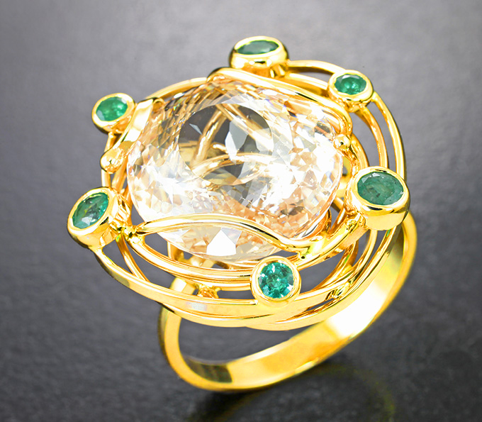 Золотое кольцо с крупным морганитом высокой чистоты 9,61 карата и уральскими изумрудами