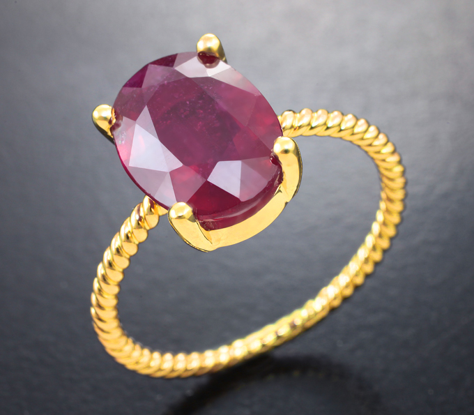 Золотое кольцо с крупным малиновым рубином 4,69 карата