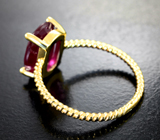 Золотое кольцо с крупным малиновым рубином 4,69 карата Золото