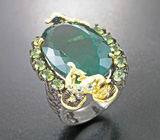 Серебряное кольцо с неоново-зеленым флюоритом 33,7 карата, перидотами и голубыми топазами