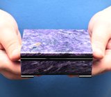 Шкатулка для украшений из сибирского чароита, серпентина и долерита