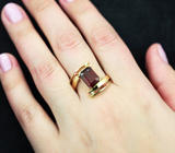 Золотое кольцо с крупным насыщенным рубином 5,87 карата, сапфирами и бриллиантами