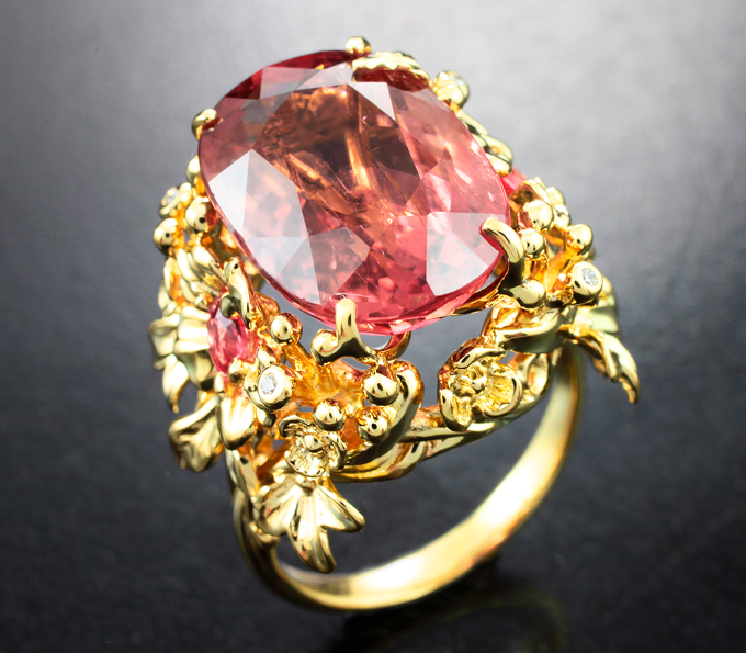 Массивное золотое кольцо с крупным падпараджа турмалином 10,82 карата, сапфирами и бриллиантами