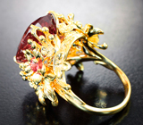 Массивное золотое кольцо с крупным падпараджа турмалином 10,82 карата, сапфирами и бриллиантами Золото