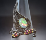 Серебряное кольцо с кристаллическим эфиопским опалом и родолитами 
