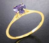 Золотое кольцо с редким голубовато-пурпурным сапфиром высокой чистоты 0,91 карата Золото