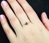 Золотое кольцо с редким голубовато-пурпурным сапфиром высокой чистоты 0,91 карата Золото