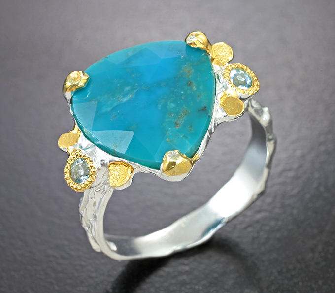 Серебряное кольцо с ограненной бирюзой 2,95 карата и голубыми топазами