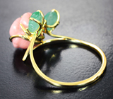 Золотое кольцо с резным кораллом 4,96 карата и уральскими изумрудами
