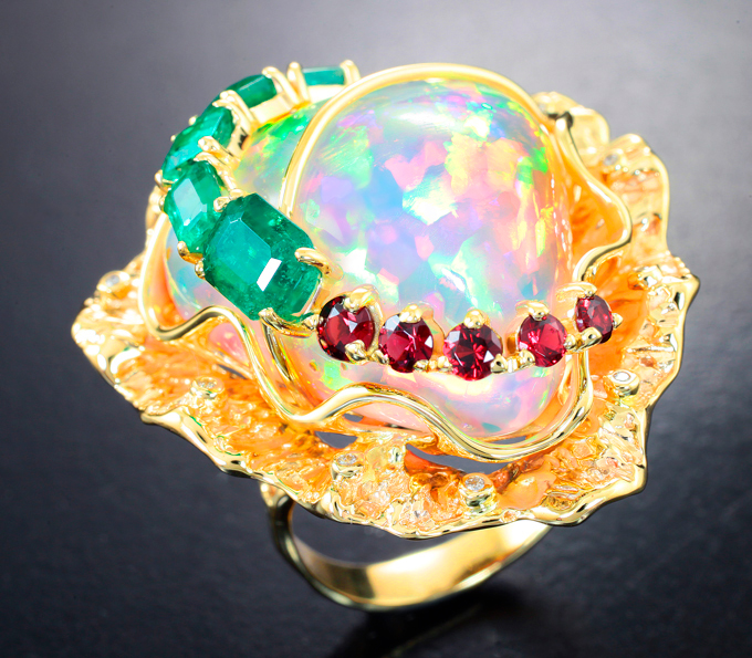 Эксклюзив! Золотое кольцо с потрясающим опалом 27,76 карата, насыщенными уральскими изумрудами, рубиновыми шпинелями и бриллиантами