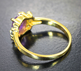 Золотое кольцо с редким ограненным хакманитом 0,53 карата и васильковыми сапфирами Золото