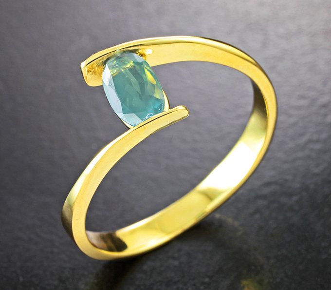 Золотое кольцо с уральским александритом редкого оттенка морской волны 0,48 карата