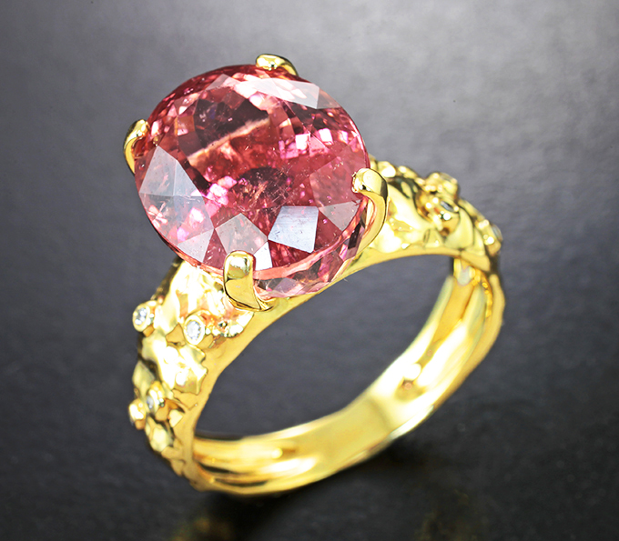 Золотое кольцо с ярким падпараджа турмалином 9,05 карата и бриллиантами