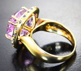 Золотое кольцо с крупным неоново-перпурным кунцитом 10,19 карата и танзанитами Золото