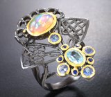 Серебряное кольцо с кристаллическим эфиопским опалом 2,18 карата, голубым топазом и танзанитами