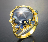 Золотое кольцо c крупным звездчатым сапфиром 22,44 карата, синими сапфирами и россыпью бриллиантов