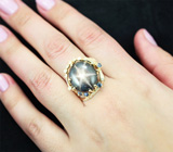 Золотое кольцо c крупным звездчатым сапфиром 22,44 карата, синими сапфирами и россыпью бриллиантов Золото