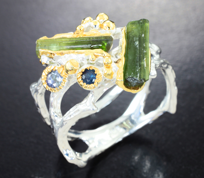 Серебряное кольцо с кристаллами турмалина, танзанитом и сапфиром