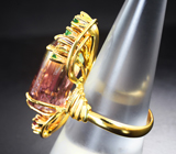 Коктейльное золотое кольцо с крупным контрастным арбузным турмалином 19,48 карата, цаворитами, сапфирами и бриллиантами
