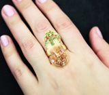 Коктейльное золотое кольцо с крупным контрастным арбузным турмалином 19,48 карата, цаворитами, сапфирами и бриллиантами Золото