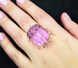 Массивное золотое кольцо с уникальным чистейшим неоново-розовым кунцитом топовой огранки 62,35 карата, сапфирами и бриллиантами Золото