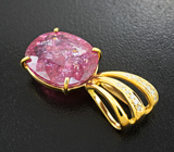 Кулон с крупным розовым турмалином с включениями меди 12,73 карата и бриллиантами Золото