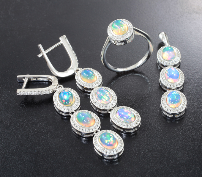 Превосходный серебряный комплект с кристаллическими эфиопскими опалами и бесцветными топазами