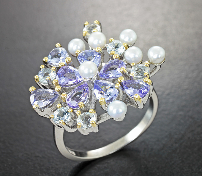 Роскошное серебряное кольцо с танзанитами, жемчугом и бесцветным кварцем