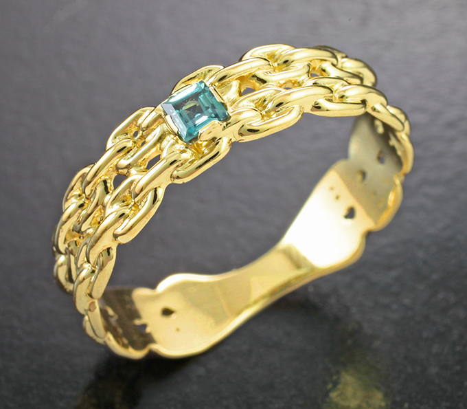Золотое кольцо с уральским александритом высокой чистоты 0,09 карата